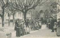 Treignac : "La Corrèze pittoresque - 152 - Treignac - La place de la mairie un jour de marché".