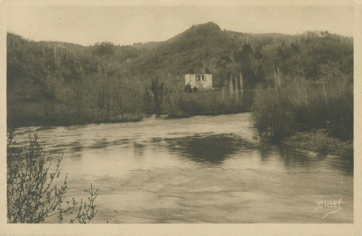 Saint-Martial-Entraygues : "La Corrèze touristique - 4. - Les gorges de la Dordogne - Argentat. - La Dordogne au Gibanel, confluent du Doustre".