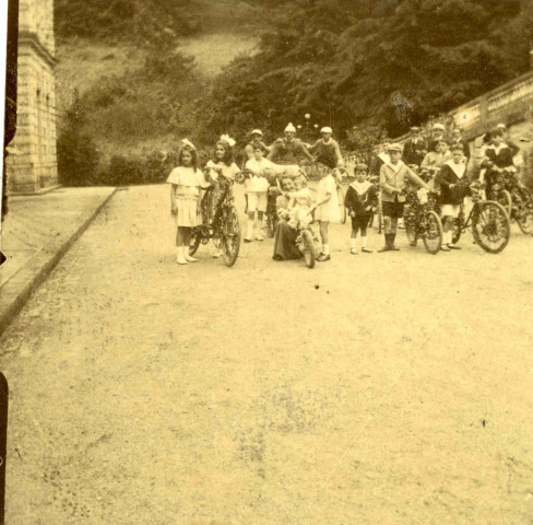 Défilé de bicyclettes fleuries.