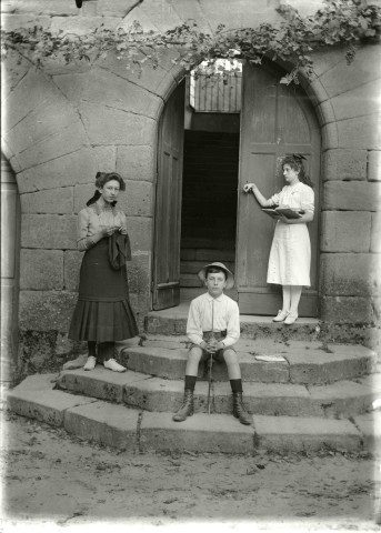 Devant le portail de l'abbaye.
