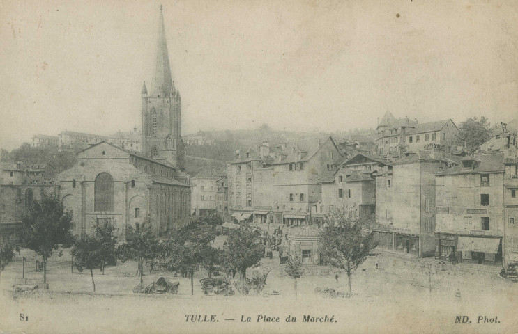 Tulle : "81 Tulle. - La place du marché.".