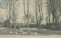 Brive-la-Gaillarde : "Corrèze - 3 - Brive, la place de la Guierle le dimanche".