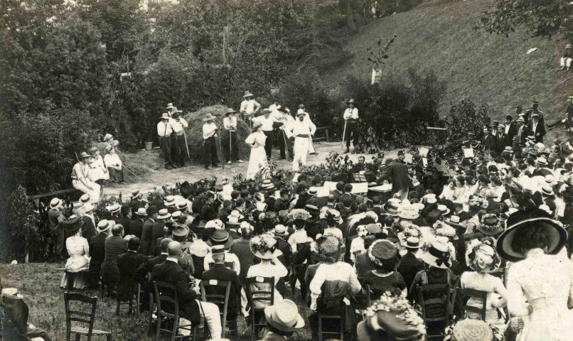 Représentation théâtrale "Les moissonneurs" d'un auteur corrézien dans le parc de la Préfecture de Tulle.