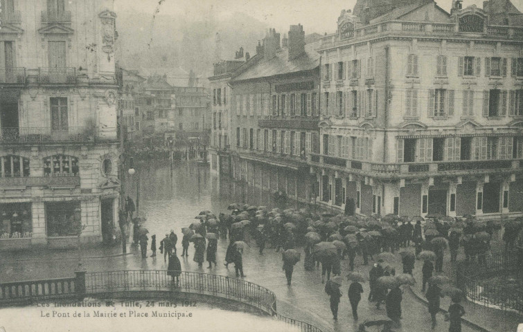 Tulle : "Les inondations de Tulle, 24 mars 1912 - Le pont de la mairie et place municipale".