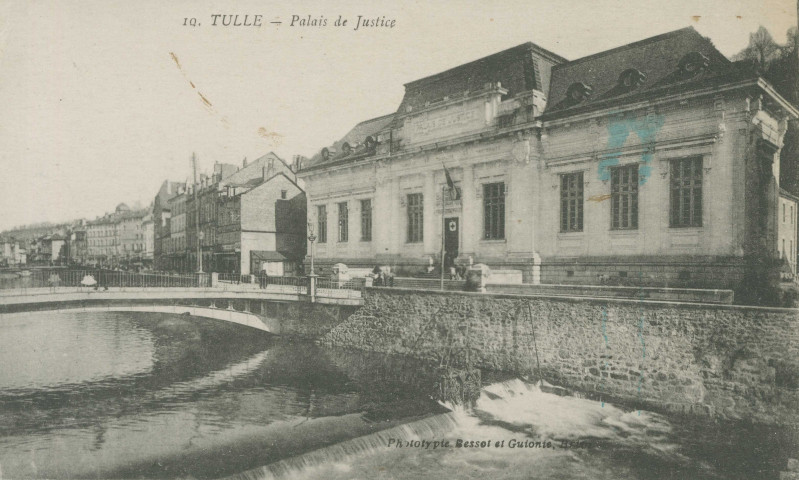 Tulle : "10. Tulle - Palais de justice". Affiche apposée sur l'entrée du bâtiment "Hôpital auxiliaire n°201".