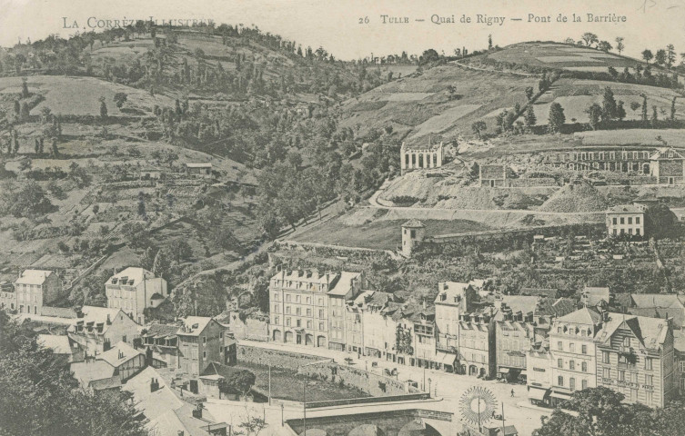 Tulle : "La Corrèze illustrée - 26 Tulle - Quai de Rigny - Pont de la Barrière". Chantier de construction du collège Clemenceau.