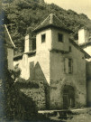 Grande maison et sa petite tour carrée.