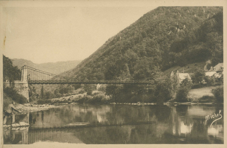 Corrèze, vallée de la Dordogne : "La Corrèze touristique - Les gorges de la Dordogne - 12 vues choisies - héliogravure de luxe "Michel" - Le pont suspendu du Chambon de Laygue".