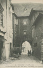 Uzerche : "50. - Uzerche. - Porte Becharie dite Porte Barachaude (Mon. hist., XIe et XIIe siècles) - vue intérieure".
