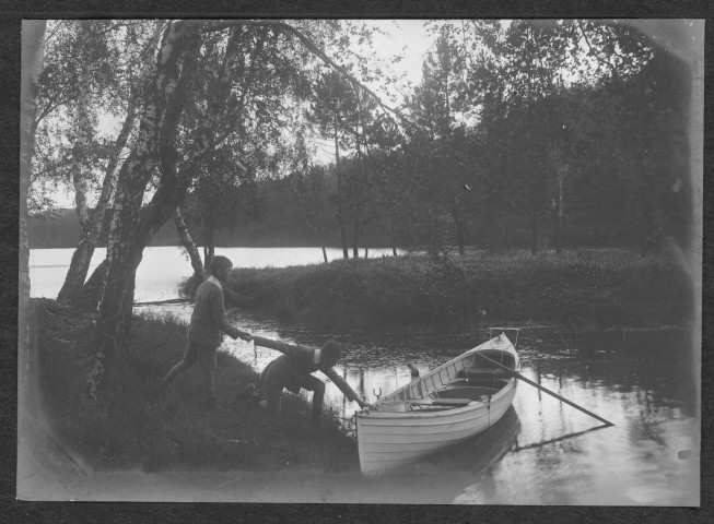 Deux enfants et une embarcation à l'étang [de Ruffaud]