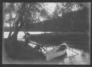 Deux enfants et une embarcation à l'étang [de Ruffaud]