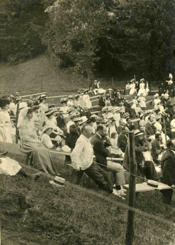 Dans le public, l'auteur de la pièce, Raoul Charbonnel et les personnalités locales.