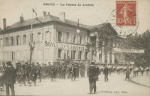 Brive-la-Gaillarde : "Brive - Le palais de justice". Défilé des participants au concours de tir.