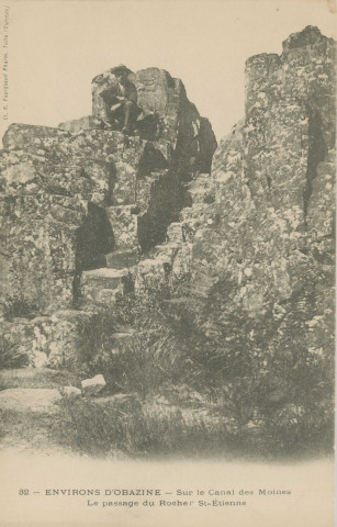 Aubazine : "32 - Environs d'Obazine - Sur le canal des moines - Le passage du rocher St-Etienne".