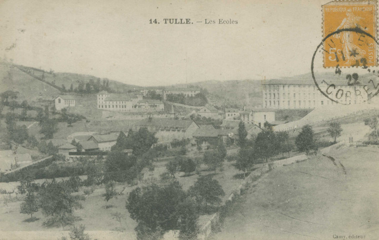Tulle : "14. -Tulle. - Les écoles". au premier plan, le Carmel.