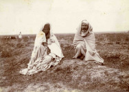 Un homme et sa femme assis côte à côte.
