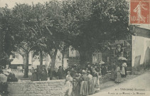 Treignac : "31 - Treignac (Corrèze) - Place de la mairie - Le marché".