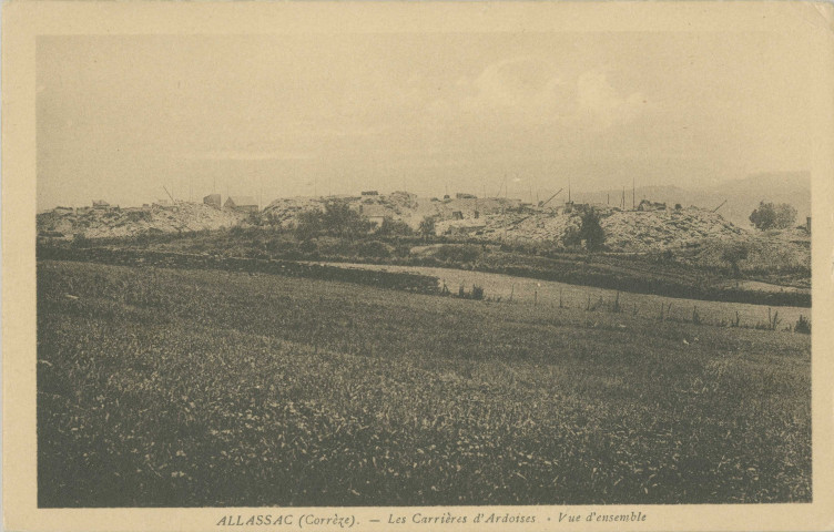 Allassac : "Allassac (Corrèze) - les carrières d'ardoises - vue d'ensemble".