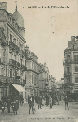 Brive-la-Gaillarde : "41. Brive - Rue de l'Hôtel de ville". Banderolle annonçant un match de football.