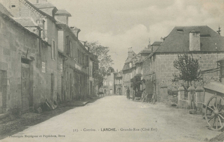 Larche : "323. - Corrèze - Larche. - Grande-rue (côté Est)".