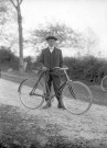 Vélocipédiste sur un chemin.