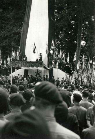 Randan (Puy-de-Dôme) : discours du maréchal Pétain à la tribune officielle.