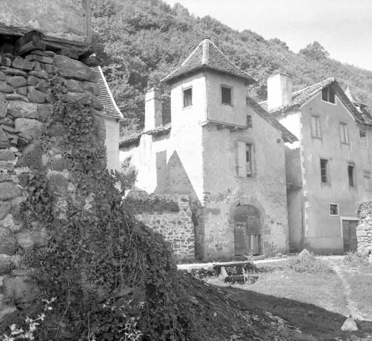 Grande maison et sa petite tour carrée.