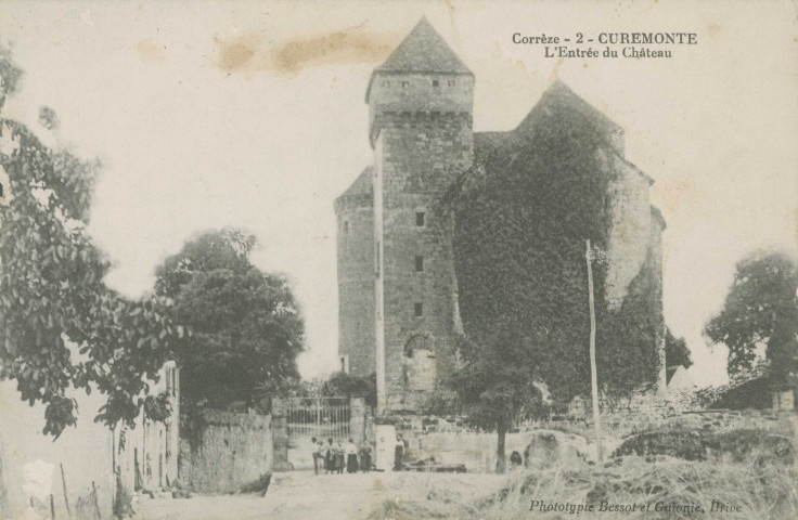 Curemonte : "Corrèze - 2 - Curemonte - L'entrée du château".