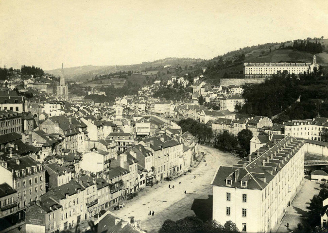 Place et caserne du Champ-de-Mars, vue générale et en arrière-plan la caserne Marbot.
