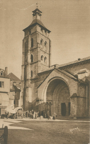 Beaulieu-sur-Dordogne : "295. - Beaulieu-sur-Dordogne (Corrèze) - Clocher et portail de l'église (XIIe et XIIIe siècles)".