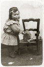 Portrait en pied d'un jeune enfant et lapin.