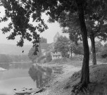 Chapelle et barques.