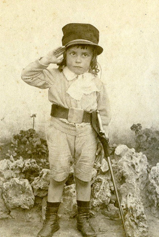 Portrait en pied d'un jeune enfant, portant ceinturon et épée.
