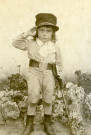 Portrait en pied d'un jeune enfant, portant ceinturon et épée.