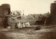 Mur d'enceinte en torchis ; présence d'enfants.
