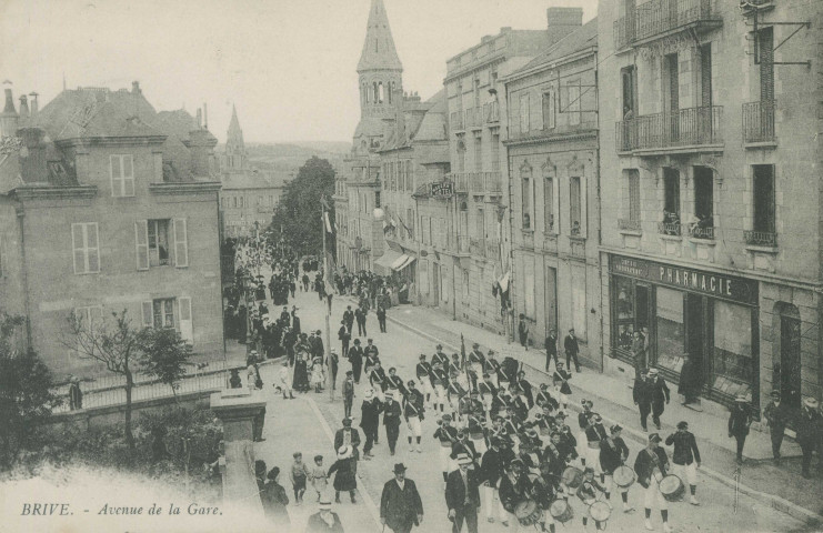 Brive-la-Gaillarde : "Brive. - Avenue de la gare.". Défilé d'une fanfare (lors du concours de tir? ).