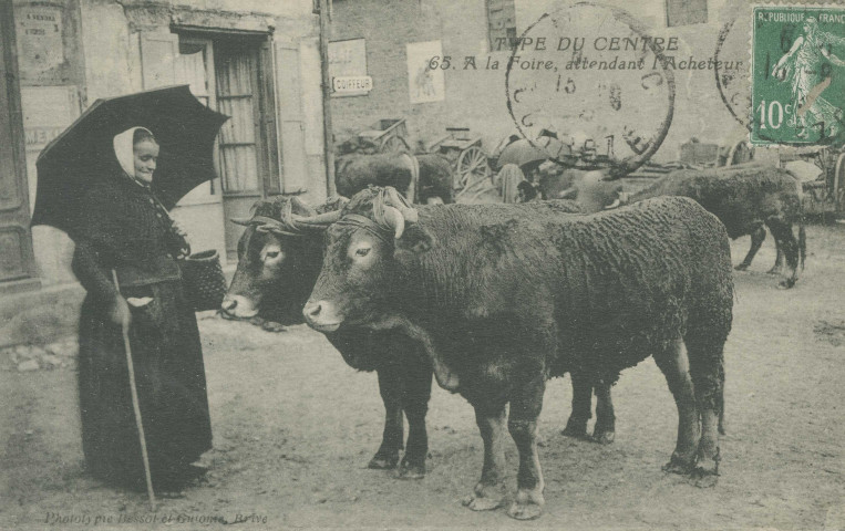 Folklore : "Type du Centre - 65. a la foire, attendant l'acheteur".