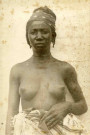 Portrait à mi-corps d'une jeune femme à la poitrine nue.