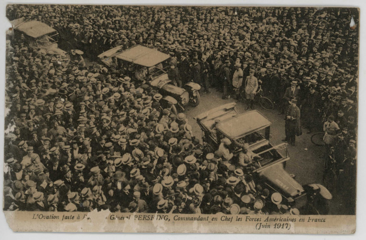 L'ovation faite à Paris au général Pershing, commandant en chef des forces armées américaines en France.