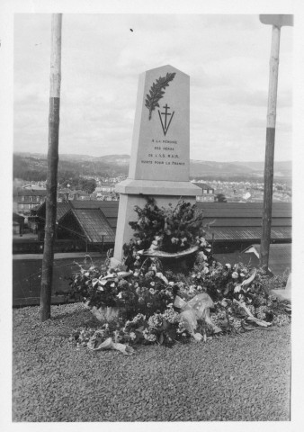 Érection de monuments dédiés à la Résistance.