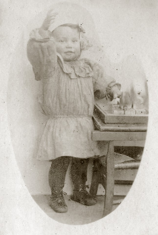 Portrait en pied d'un jeune enfant, au jeu de cubes.