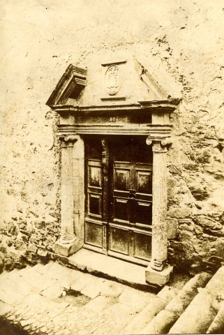 Porte à colonnes cannelées et chapiteaux ioniques.