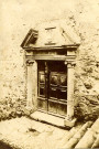 Porte à colonnes cannelées et chapiteaux ioniques.