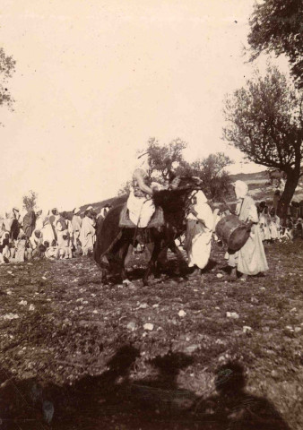 Cavalier et musiciens traditionnels.