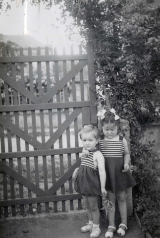 Situations de famille des fusillés, tués au combat et déportés non rentrés au 15 février 1946 (1946). Distribution de vêtements, chaussures, denrées alimentaires et colis aux enfants de déportés à l'occasion des fêtes de Noël (1945-1948).