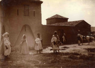 Quelques hommes devant l'entrée de la citadelle.