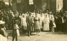 Le chaptal, Louis-Joseph de Bar et la reine du Félibrige, Colette Delord, sur le parvis de la cathédrale.