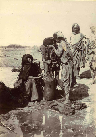 Femmes à la corvée d'eau.