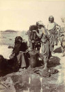 Femmes à la corvée d'eau.