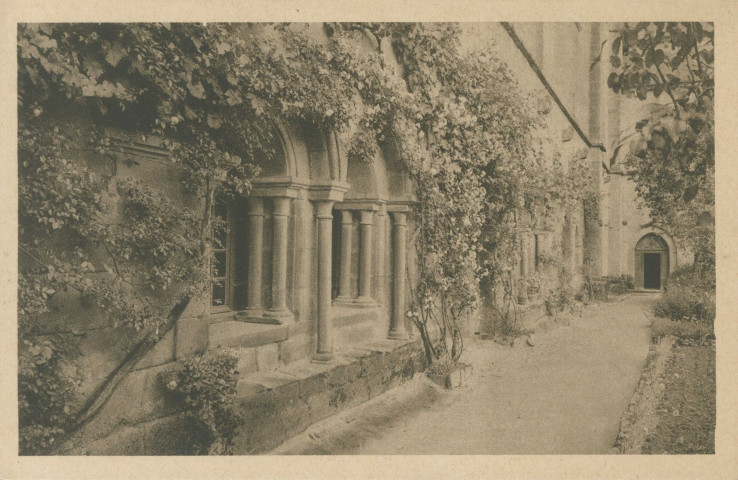 Aubazine : "Obazine (Corrèze) - Abbaye cistercienne (XIIe s.) - Vestiges du cloître".